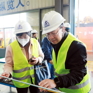 南寧市市場監(jiān)管局黨組書記、局長 李善欽率隊到縱覽集團調研指導 ...